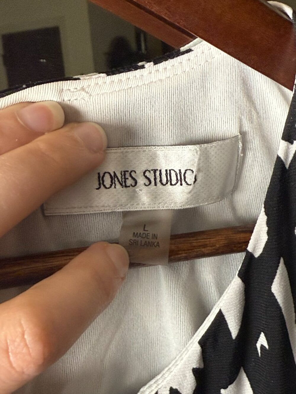 Black & White Abstract Print Sleeveless Asymmetrical Hem Modern Chic Midi Dress - Picture 6 of 9